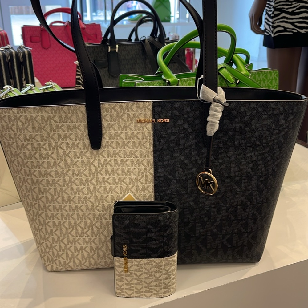 Michael Kors Jet Set Medium Two-Tone Logo Tote
&
Medium Two-Tone Logo Wallet
NWT - Picture 7 of 16